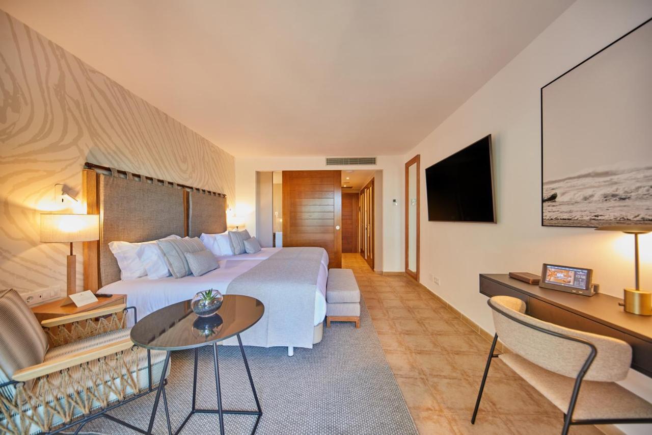 Secrets Lanzarote Resort & Spa - Adults Only Puerto Calero Kültér fotó A room at the hotel